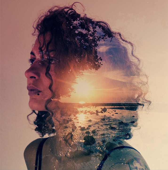 Цветной портрет девушки, совмещенный с видом на закат на берегу моря