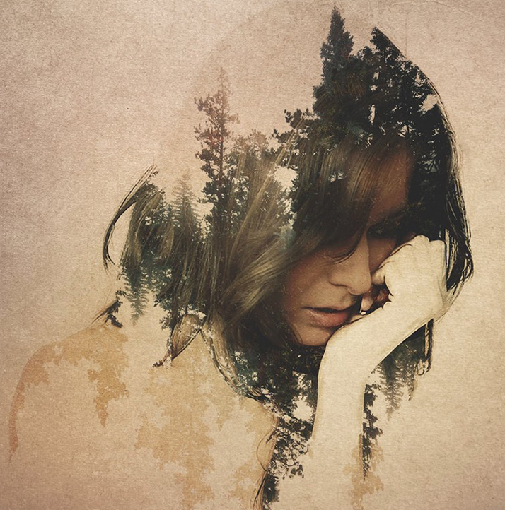 Портрет девушки с переходом на сосны в лесу в приглушенных тонах
